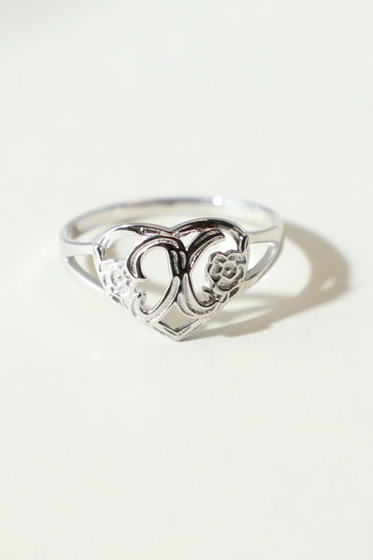 THE SILVER CUTOUT FLOWER HEART LETTER RING - Image 28
