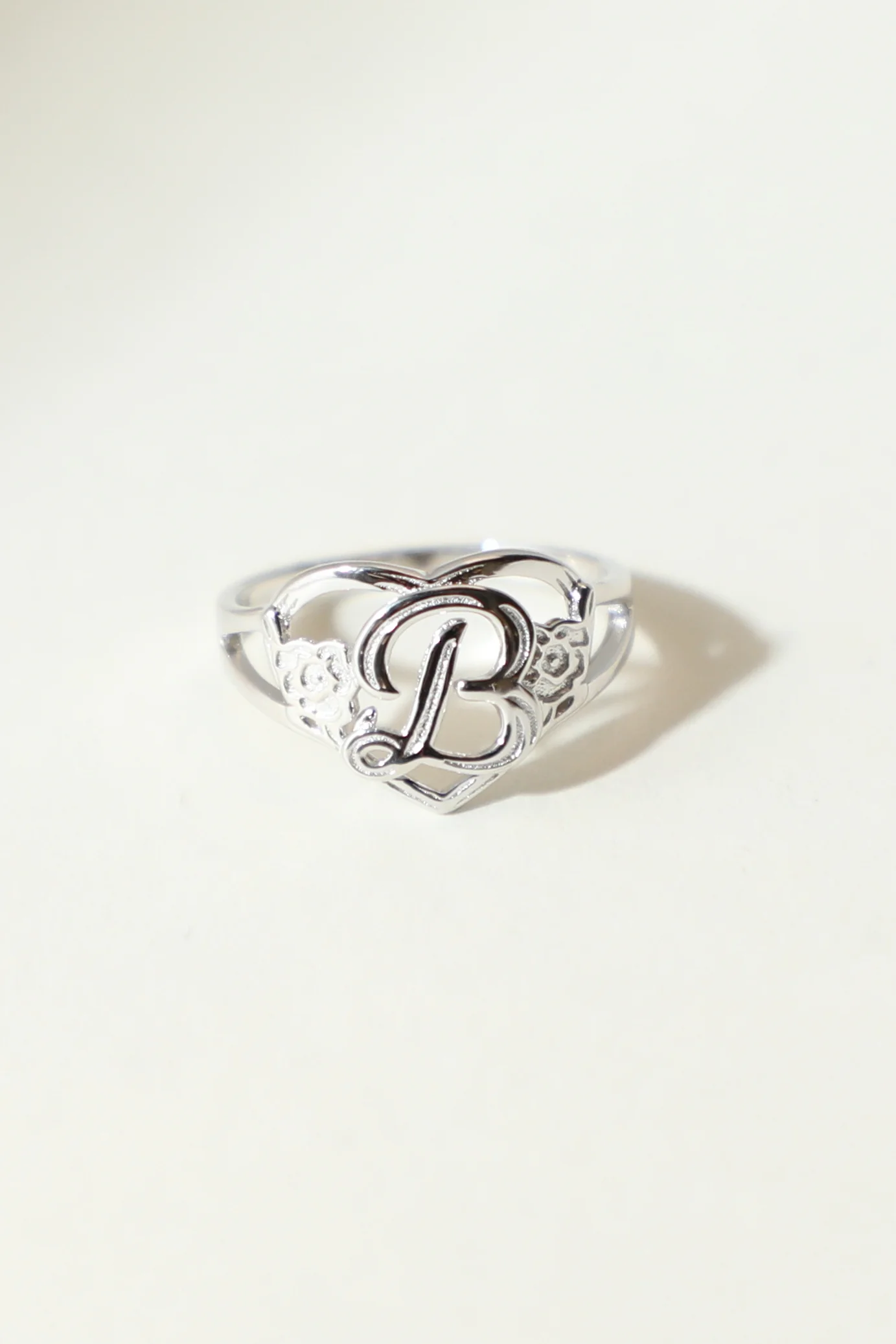 THE SILVER CUTOUT FLOWER HEART LETTER RING - Image 3