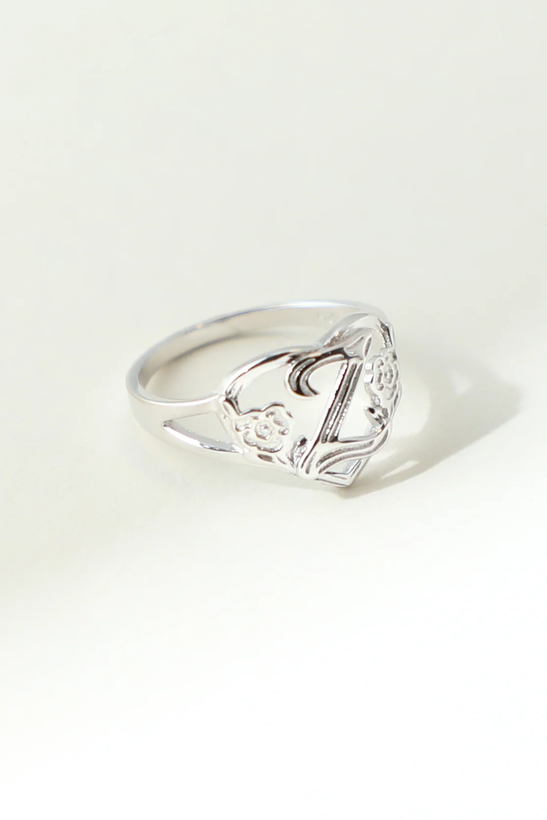 THE SILVER CUTOUT FLOWER HEART LETTER RING - Image 4
