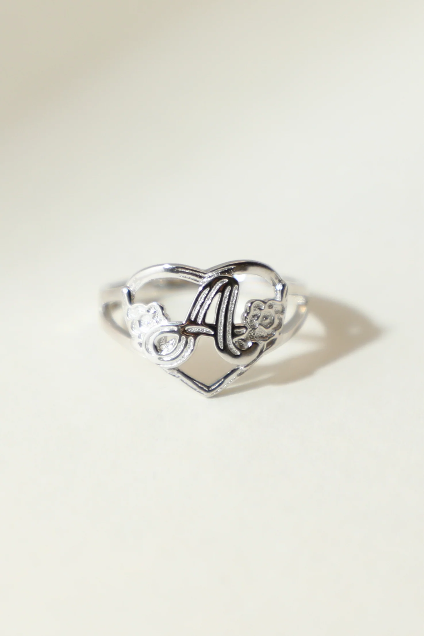 THE SILVER CUTOUT FLOWER HEART LETTER RING - Image 5