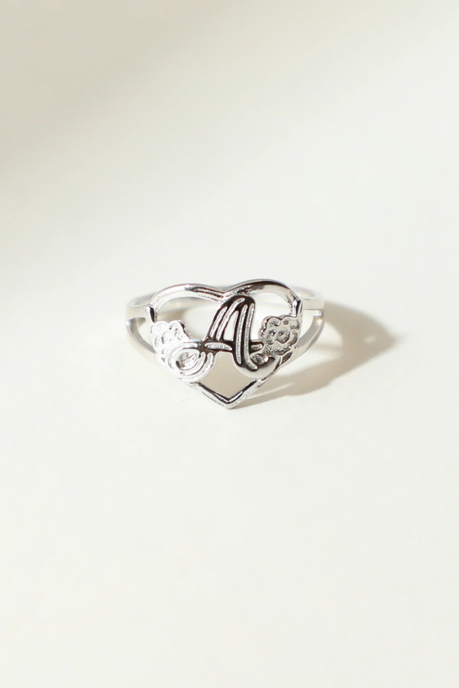 THE SILVER CUTOUT FLOWER HEART LETTER RING - Image 6