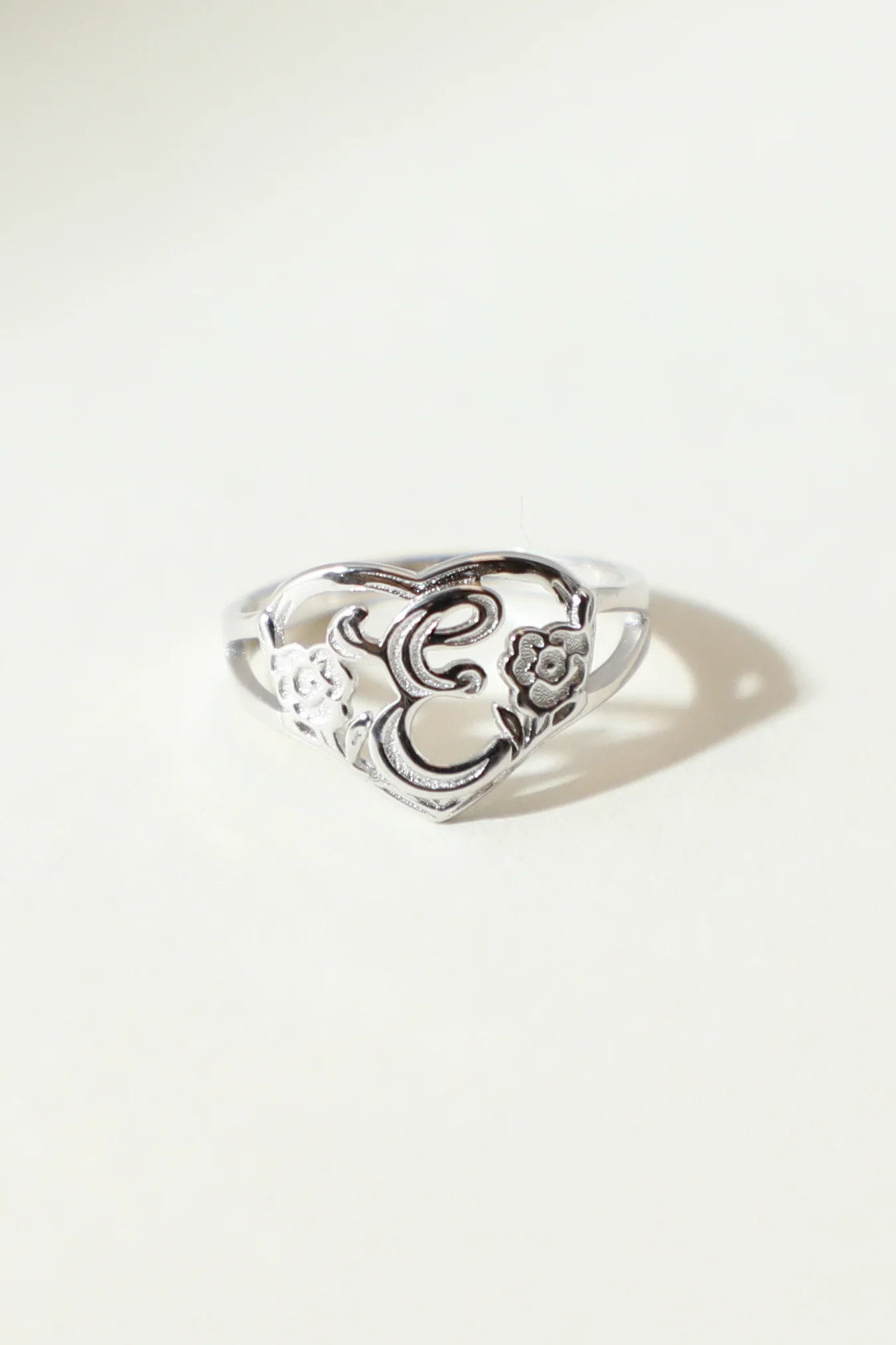 THE SILVER CUTOUT FLOWER HEART LETTER RING - Image 9