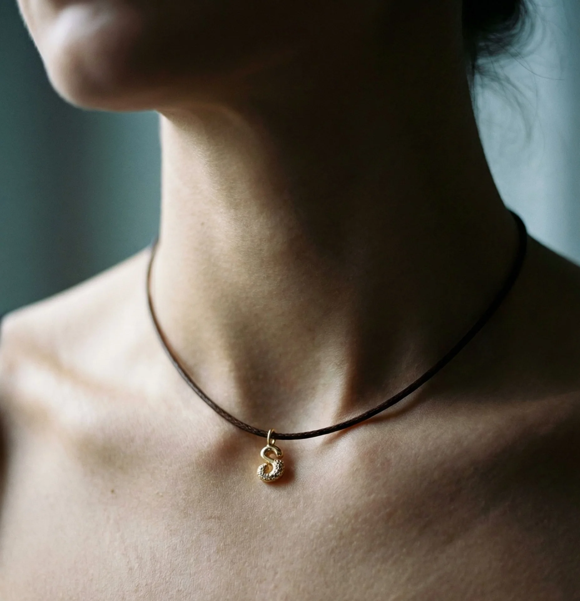 THE STONE BUBBLE LETTER NECKLACE - Image 2