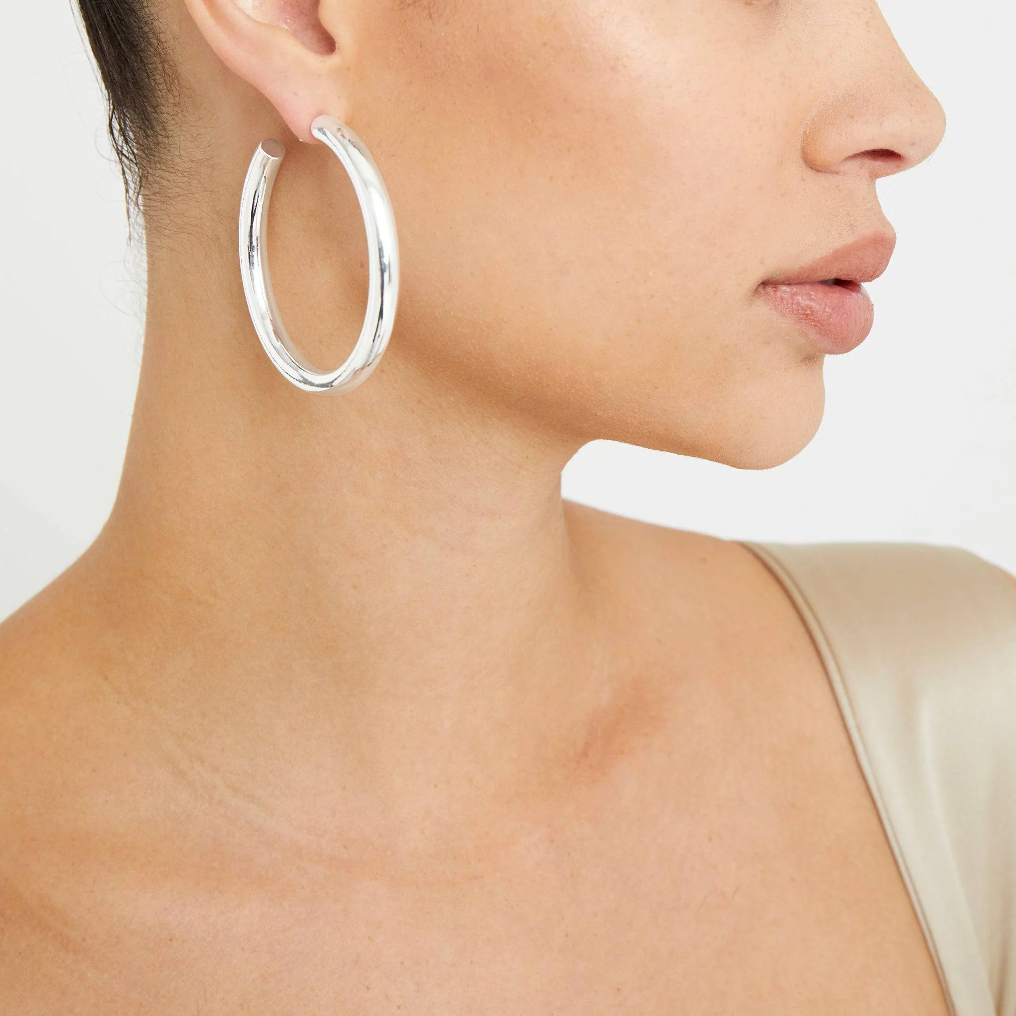 The Thick Hoop Earrings - Image 3
