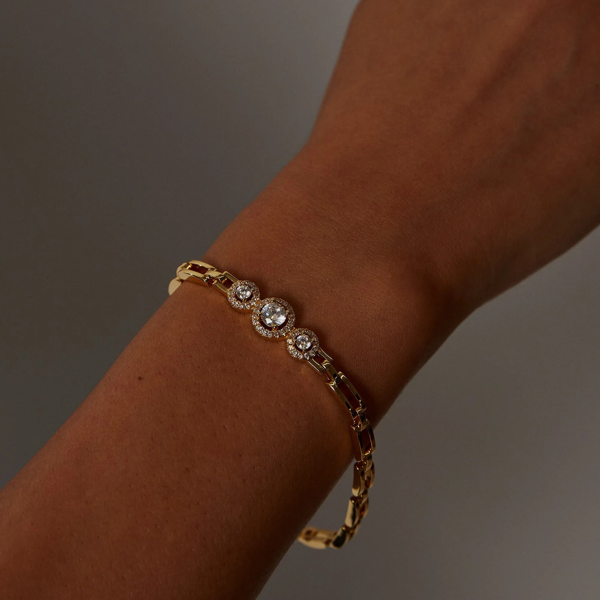THE THREE STONE LIA BRACELET - Image 3