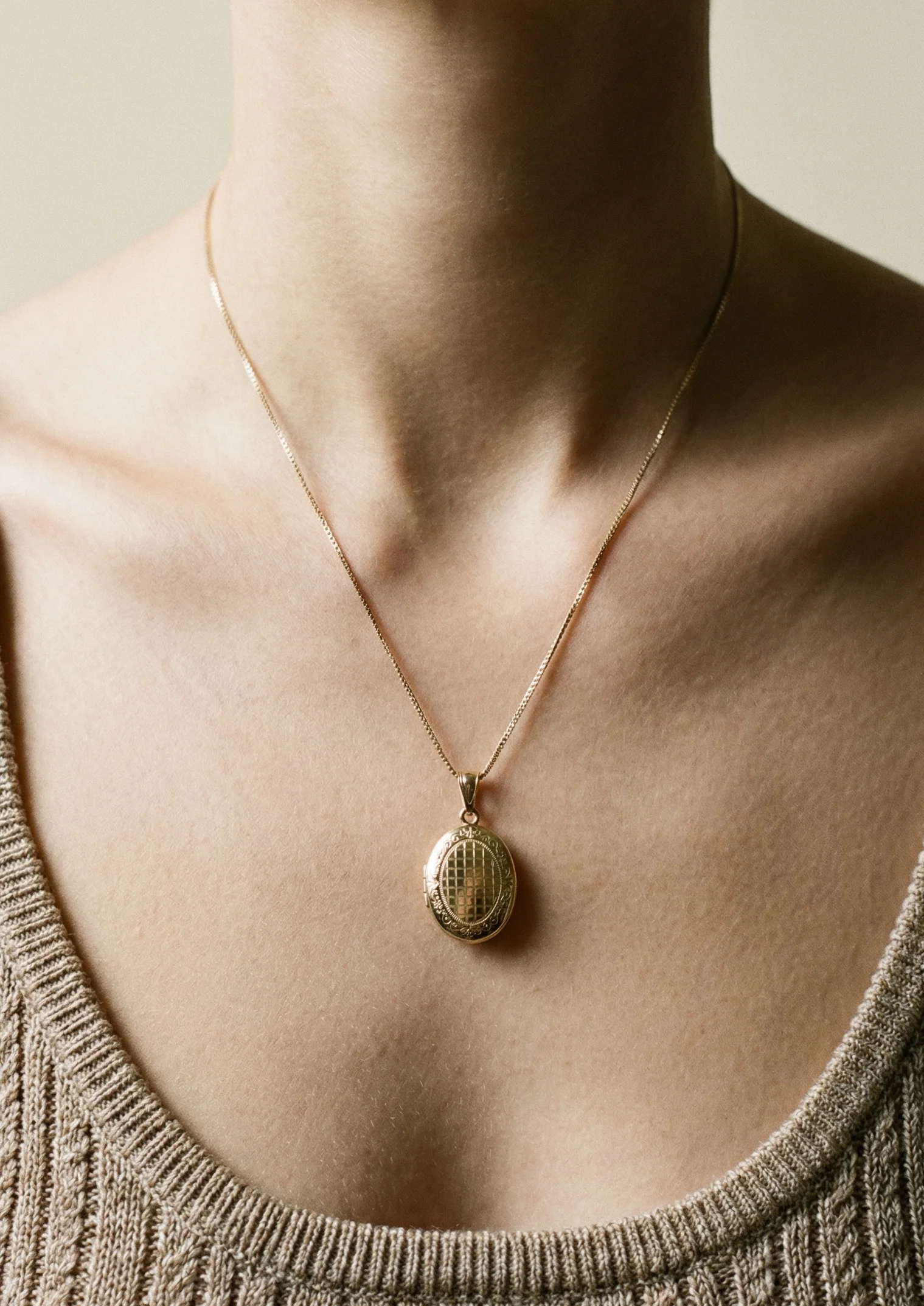 The Oval Vintage Photo Locket - Image 2