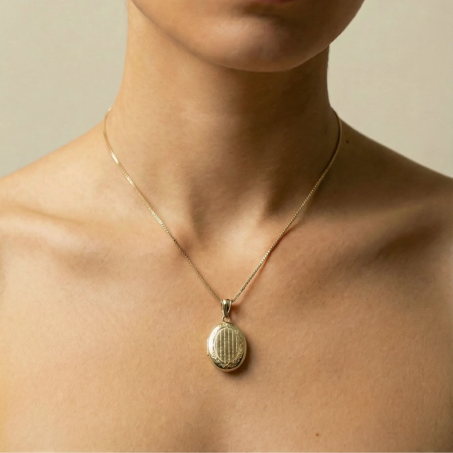 The Oval Vintage Photo Locket - Image 3