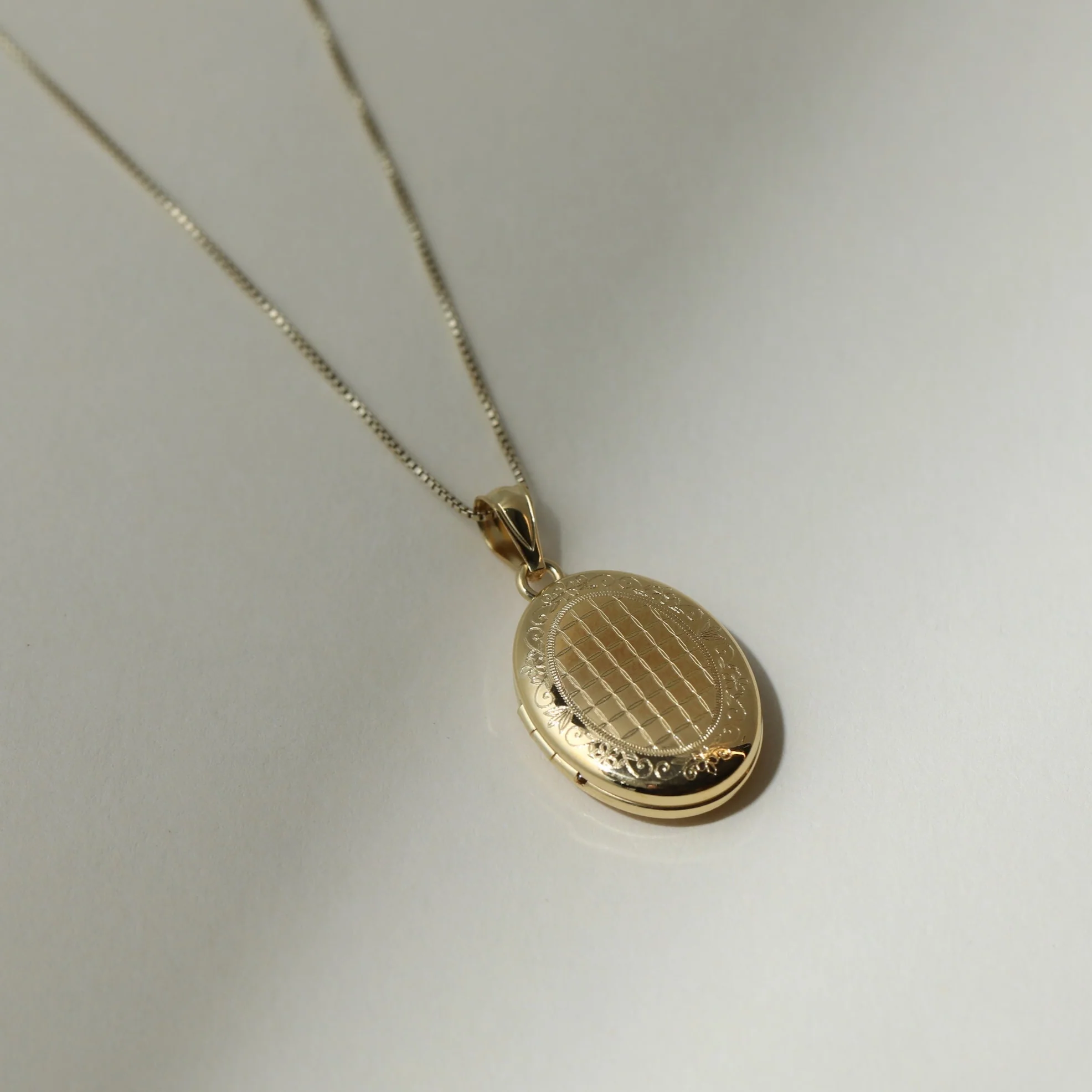 The Oval Vintage Photo Locket - Image 5
