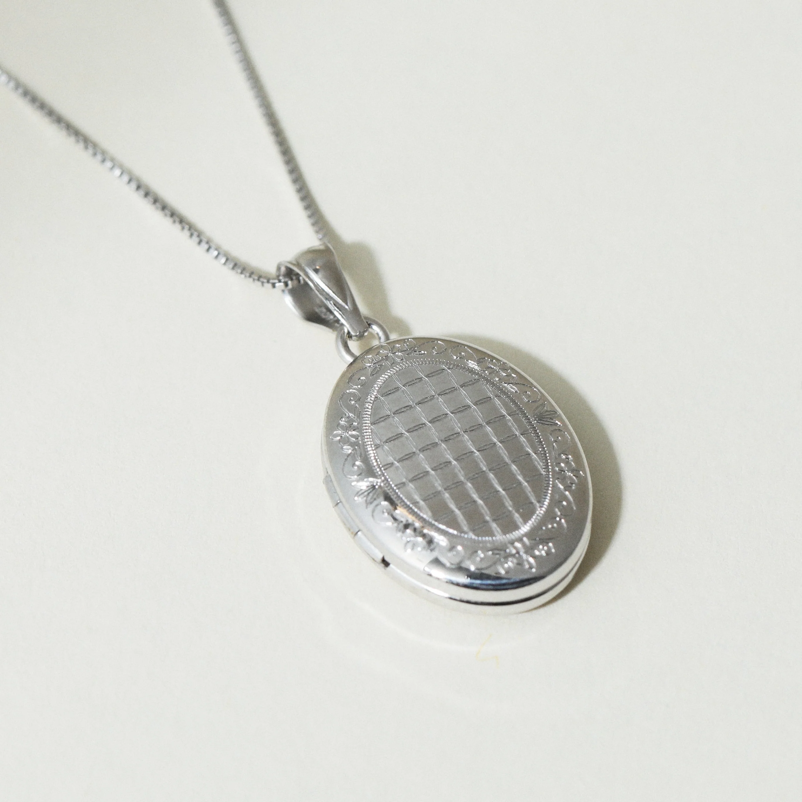 The Oval Vintage Photo Locket - Image 6